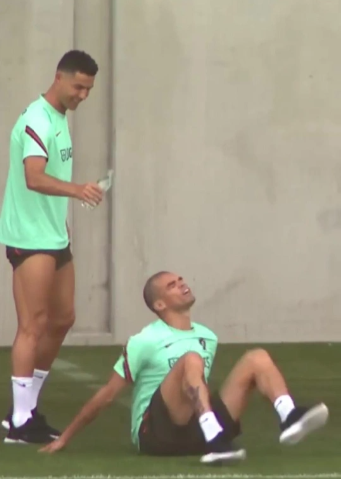 Ronaldo dội nước vào đầu Pepe