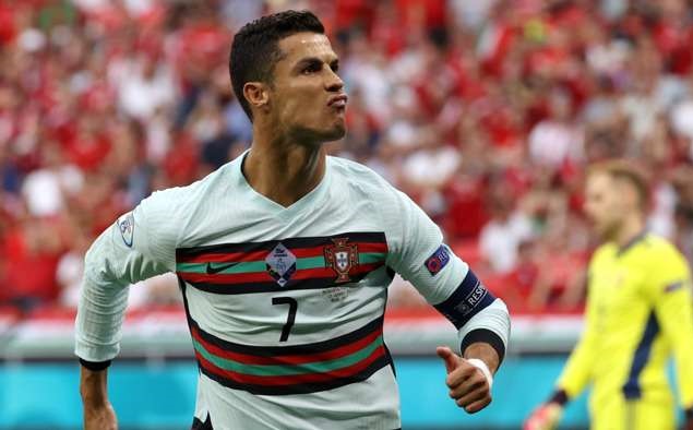 HLV Hungary chê bai kiểu ăn mừng thái quá của Cristiano Ronaldo