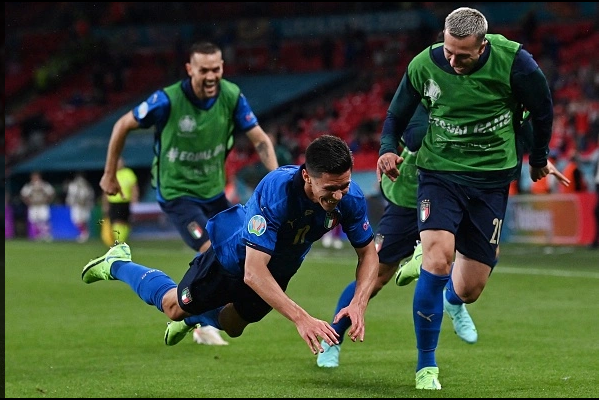 Matteo Pessina và pha ăn mừng gây sốc