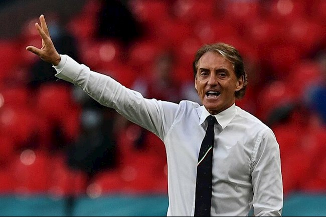 LV Mancini phải liên tục hò hét nhắc nhở từ ngoài đường biên