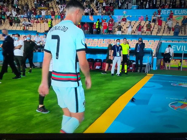 Ronaldo ném băng đội trưởng