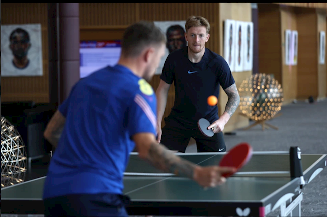 Keiran Trippier và Jordan Pickford chơi bóng bàn