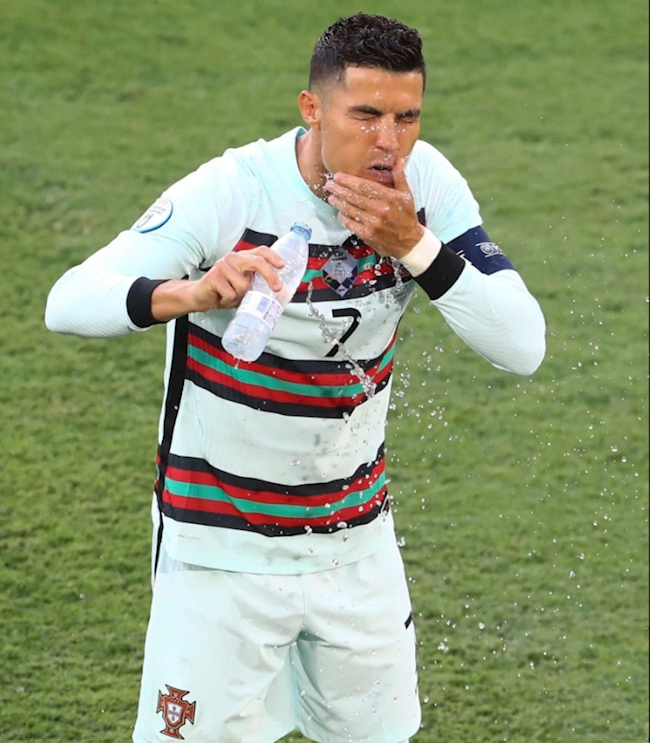 Thomas Meunier khiến Ronaldo nằm gục trên sân Thomas Meunier khiến Ronaldo nằm gục trên sân