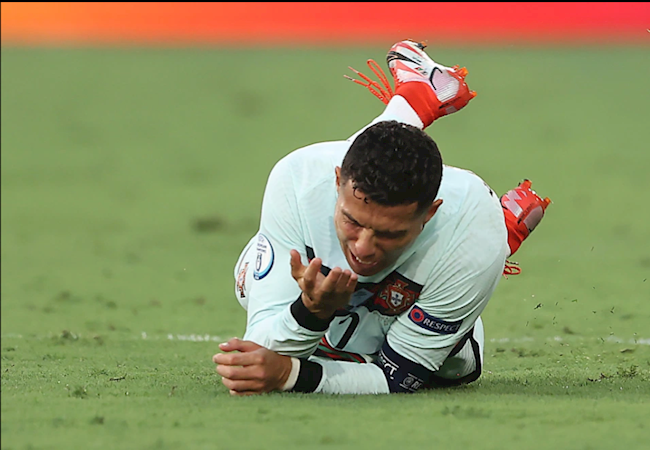 Thomas Meunier khiến Ronaldo nằm gục trên sân Thomas Meunier khiến Ronaldo nằm gục trên sân