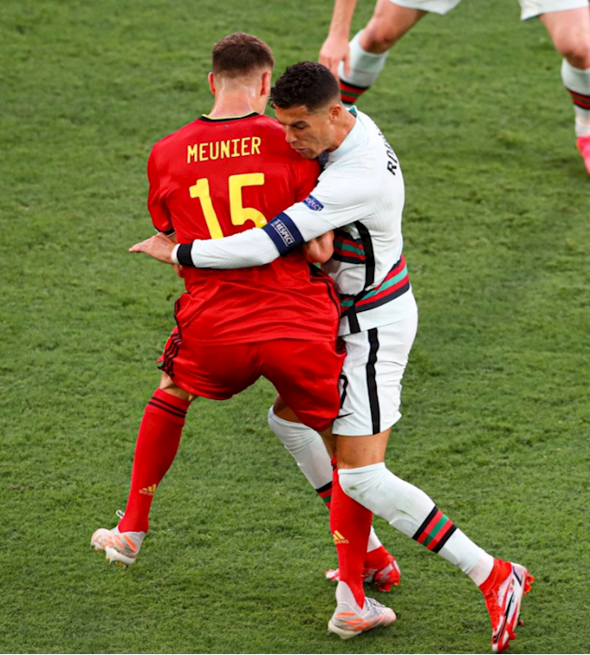 Thomas Meunier khiến Ronaldo nằm gục trên sân Thomas Meunier khiến Ronaldo nằm gục trên sân