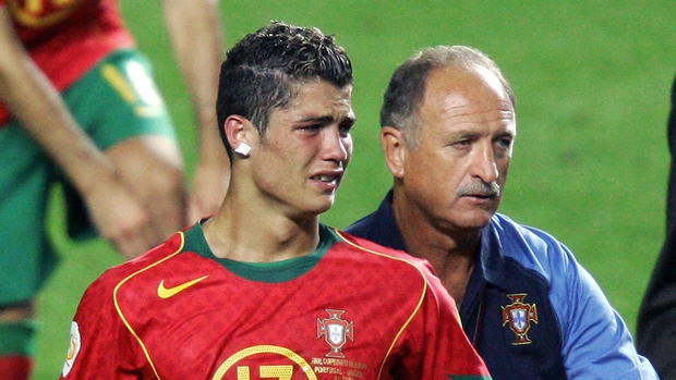 Những giọt nước mắt của Ronaldo sau trận chung kết EURO 2004