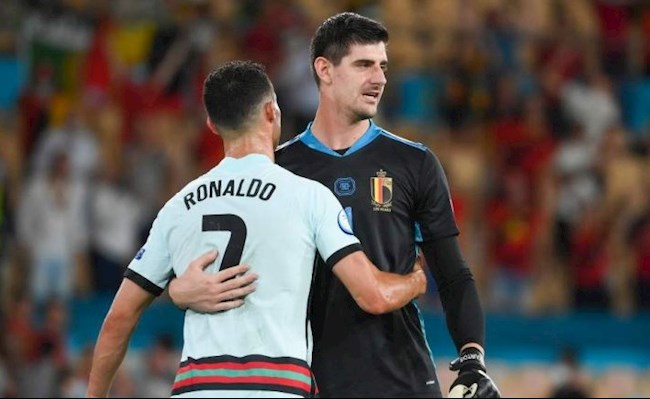 Ronaldo đã nói gì với Thibaut Courtois sau trận đấu hình ảnh