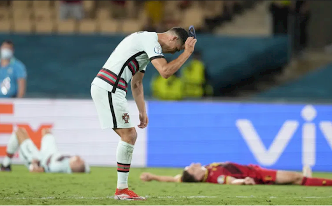 Ronaldo ném băng đội trưởng