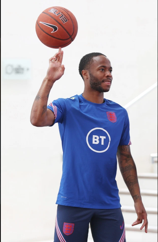 Sterling thể hiện kỹ năng ở môn bóng rổ