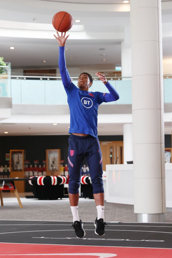 Jude Bellingham cũng rất thích chơi bóng rổ