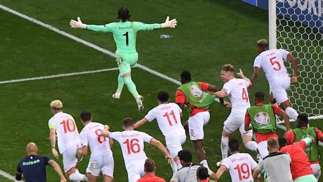 Yann Sommer ăn mừng sau khi biết Thụy Sĩ vượt qua Pháp Yann Sommer ăn mừng sau khi biết Thụy Sĩ vượt qua Pháp