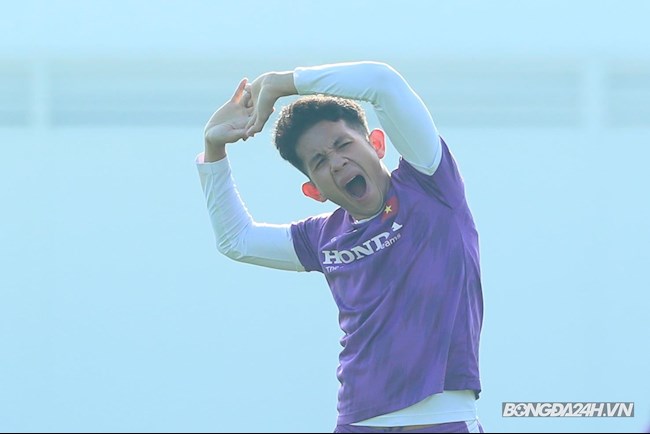 Các cầu thủ ĐT Việt Nam ngái ngủ khi phải dậy sớm tập luyện