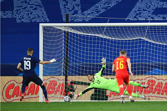 Benzema bỏ lỡ cơ hội ghi bàn trên chấm 11m do chính anh tạo ra