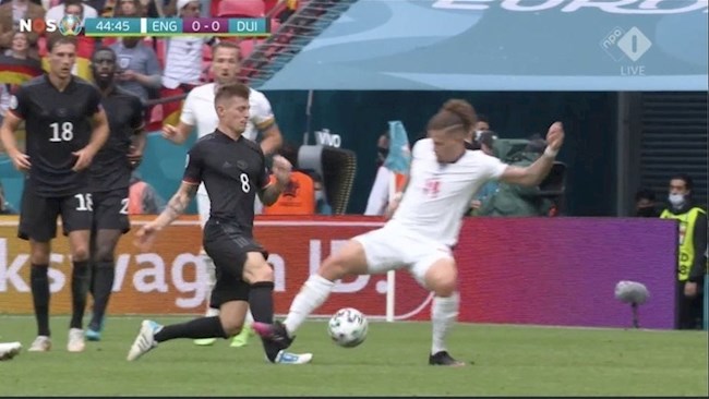 Làm thợ săn ống đồng, tiền vệ ĐT Anh thoát thẻ đỏ trận gặp Đức