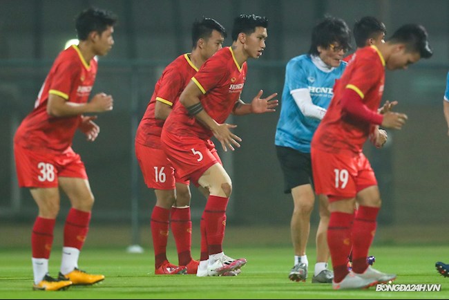 VIDEO: Đoàn Văn Hậu cà khịa Đức Chinh trong bài tập lạ