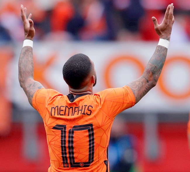 Depay mở tỷ số từ chấm 11m Depay mở tỷ số từ chấm 11m