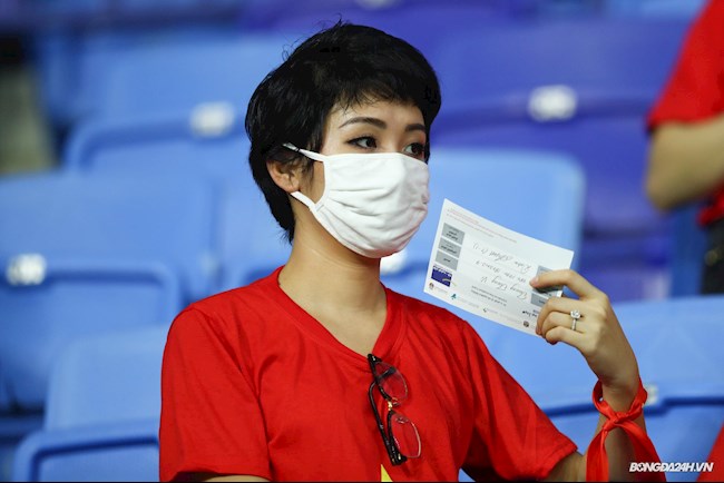 CĐV Việt Nam hiếm hoi có mặt trên sân Al Maktoum