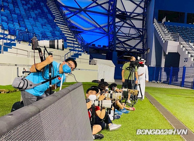 Bongda24h.vn từ UAE: 10 ngày chờ đợi và câu hỏi cậu điên à?