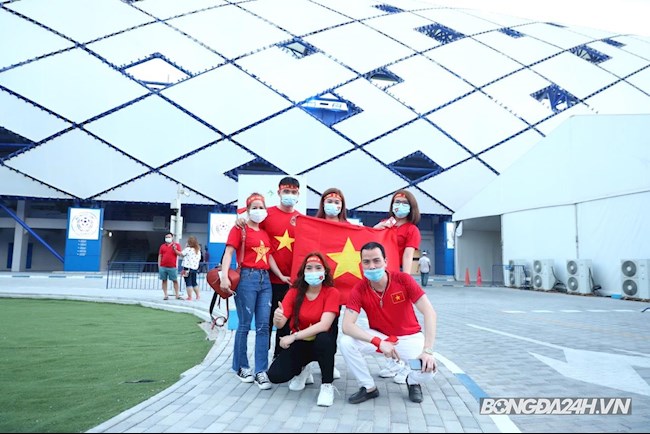 CĐV Việt Nam hiếm hoi có mặt trên sân Al Maktoum