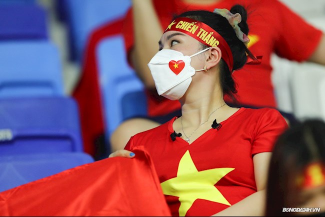 CĐV Việt Nam hiếm hoi có mặt trên sân Al Maktoum