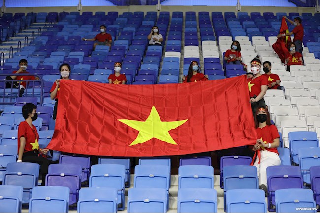 CĐV Việt Nam hiếm hoi có mặt trên sân Al Maktoum