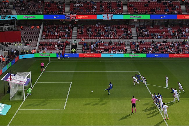 Rashford mở tỷ số trên chấm 11m Rashford mở tỷ số trên chấm 11m