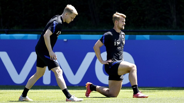 Donny van de Beek đang phải tập riêng Donny van de Beek đang phải tập riêng