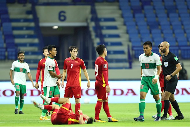 Pratama (số 5) đang phân trần sau pha vào bóng thô bạo với Tuấn Anh Pratama (số 5) đang phân trần sau pha vào bóng thô bạo với Tuấn Anh