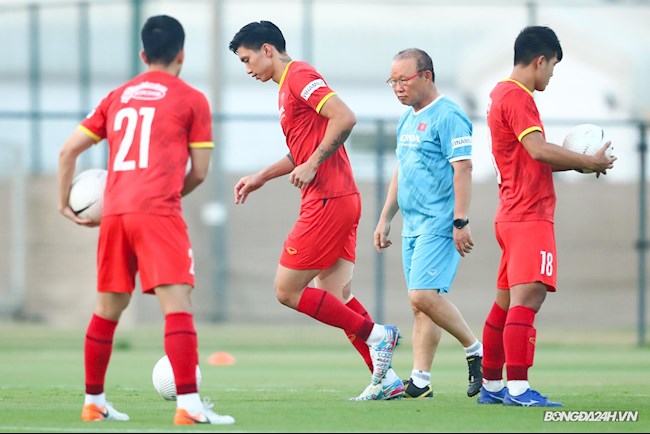 Đoàn Văn Hậu bị thầy Park chỉnh trên sân tập