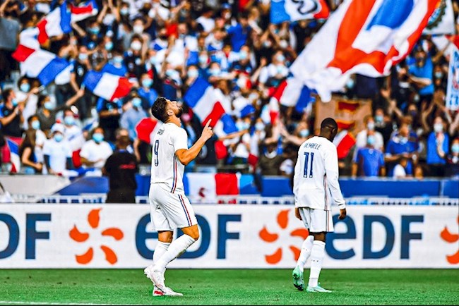 Olivier Giroud áp sát kỷ lục ghi bàn của Thierry Henry cho ĐT Pháp