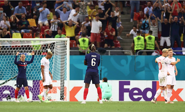 Có một Paul Pogba ngạo nghễ ăn mừng bàn thắng