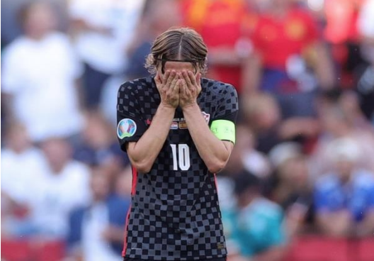 Luka Modric ôm mặt thất vọng chia tay Euro