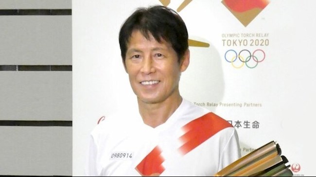 HLV Nishino tươi cười dự sự kiện rước đuốc Olympic Tokyo hình ảnh HLV Nishino tươi cười dự sự kiện rước đuốc Olympic Tokyo hình ảnh