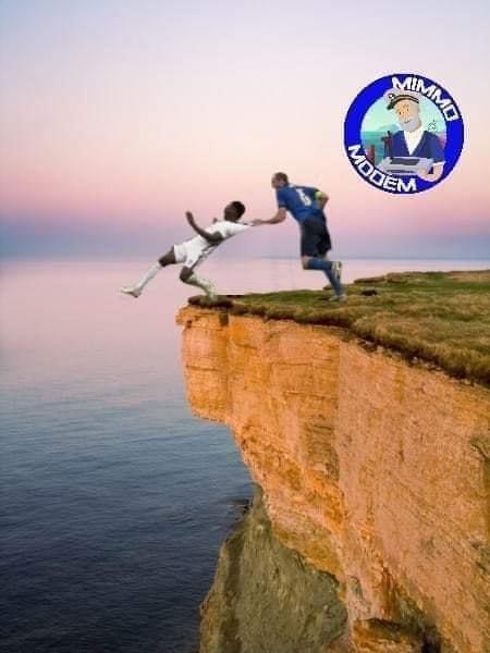 Tình huống Giorgio Chiellini kéo ngã Bukayo Saka được cộng đồng mạng chế thành nhiều ảnh khác nhau Tình huống Giorgio Chiellini kéo ngã Bukayo Saka được cộng đồng mạng chế thành nhiều ảnh khác nhau