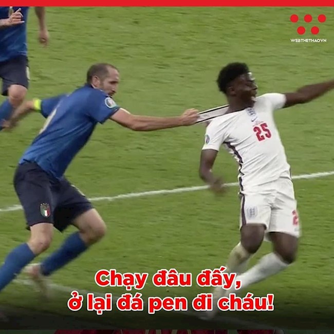 Tình huống Giorgio Chiellini kéo ngã Bukayo Saka được cộng đồng mạng chế thành nhiều ảnh khác nhau Tình huống Giorgio Chiellini kéo ngã Bukayo Saka được cộng đồng mạng chế thành nhiều ảnh khác nhau