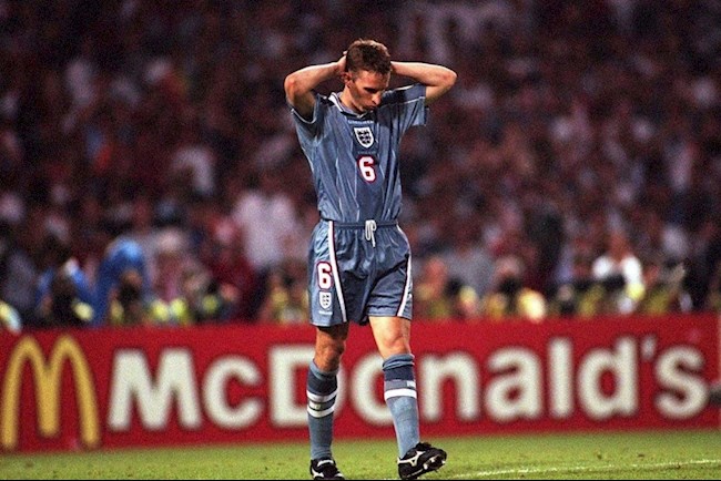 Gareth Southgate đá hỏng 11m trong trận thua 5-6 của Anh trước Đức ở bán kết Euro 1996 Gareth Southgate đá hỏng 11m trong trận thua 5-6 của Anh trước Đức ở bán kết Euro 1996