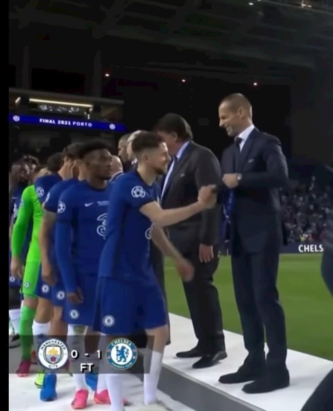 Có điều gì đó quen quen, Jorginho lại gặp lại người đàn ông này trên bục nhận giải Có điều gì đó quen quen, Jorginho lại gặp lại người đàn ông này trên bục nhận giải