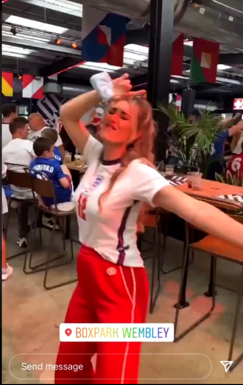 Charlotte, vợ của Kieran Trippier khiêu vũ tại sân Wembley Charlotte, vợ của Kieran Trippier khiêu vũ tại sân Wembley