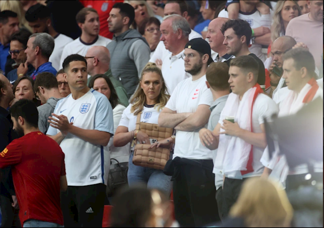Vợ của Harry Kane được nhìn thấy trên khán đài Vợ của Harry Kane được nhìn thấy trên khán đài