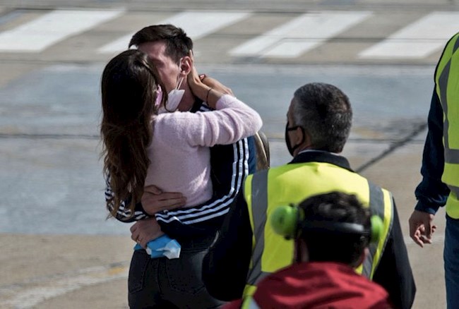 Vợ chồng Messi hôn nhau say đắm ngay tại sân bay Vợ chồng Messi hôn nhau say đắm ngay tại sân bay