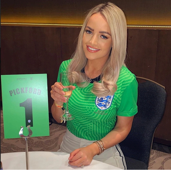 Megan Davison - vợ của thủ môn Pickford có mặt ở phòng VIP trên sân Wembley động viên cho người chồng của mình Megan Davison - vợ của thủ môn Pickford có mặt ở phòng VIP trên sân Wembley động viên cho người chồng của mình