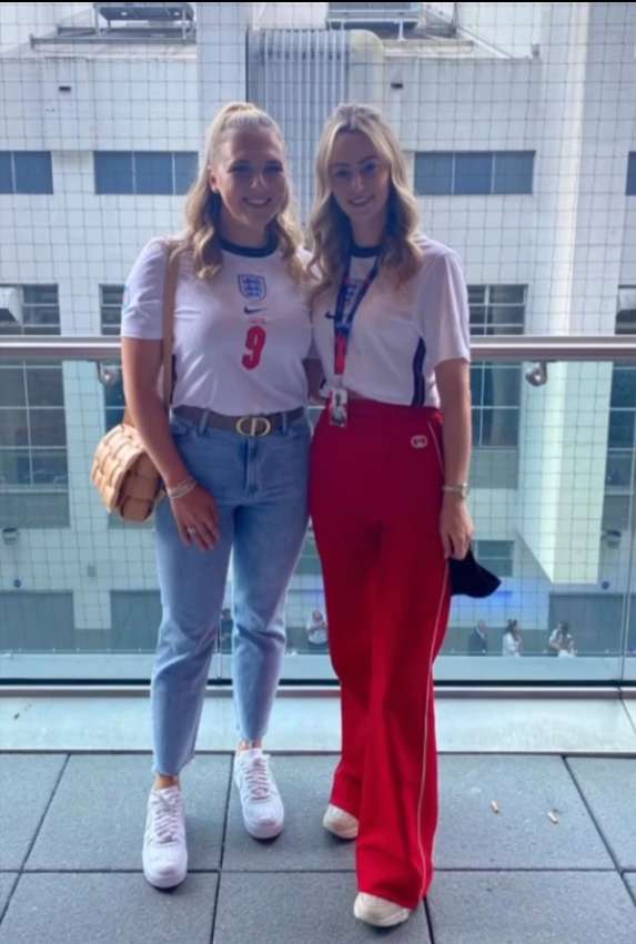 Vợ của Harry Kane (Kate - bên trái) và vợ của Conor Coady (Amie – bên phải) Vợ của Harry Kane (Kate - bên trái) và vợ của Conor Coady (Amie – bên phải)