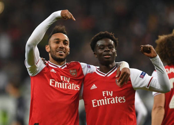 Aubameyang động viên Saka Aubameyang động viên Saka