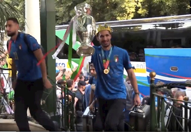 Chiellini đội vương miện nâng cúp sau khi về nước
