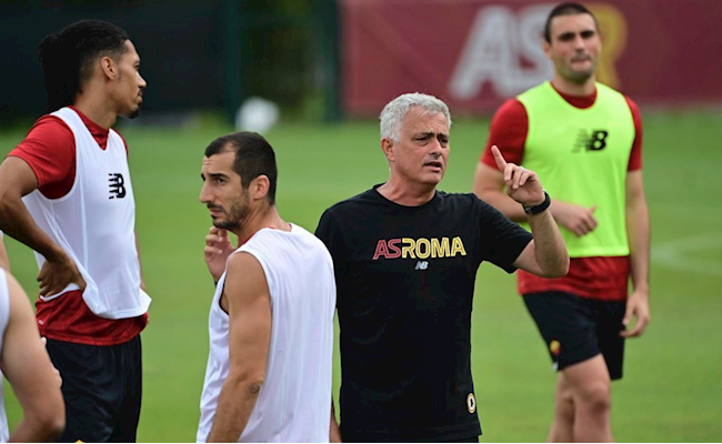 Vừa đến Roma, Mourinho dằn mặt Mkhitaryan và Smalling