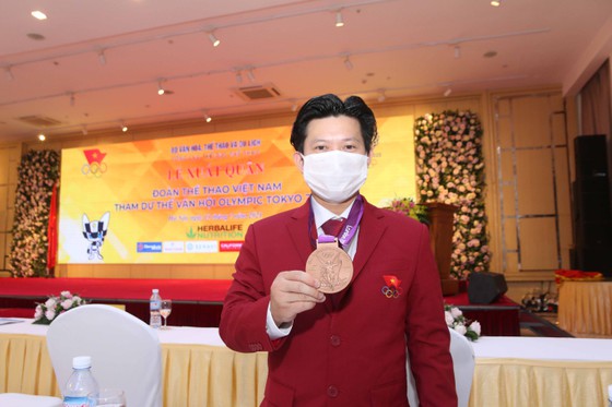 Đô cử Trần Lê Quốc Toàn được trao huy chương Olympic sau 9 năm
