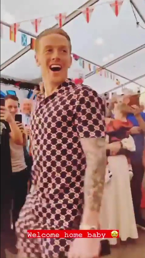 Người thân đón Jordan Pickford trở về