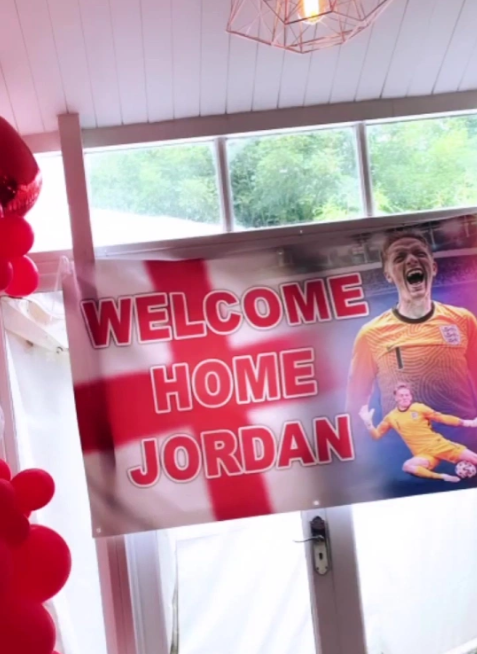 Người thân đón Jordan Pickford trở về