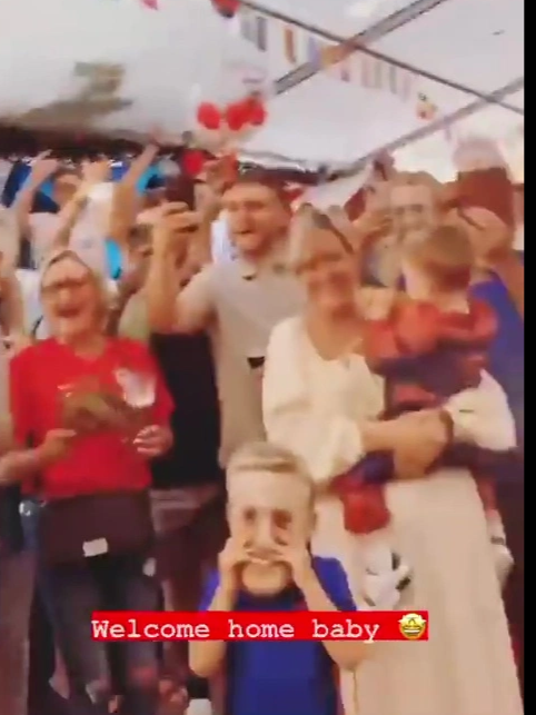 Người thân đón Jordan Pickford trở về