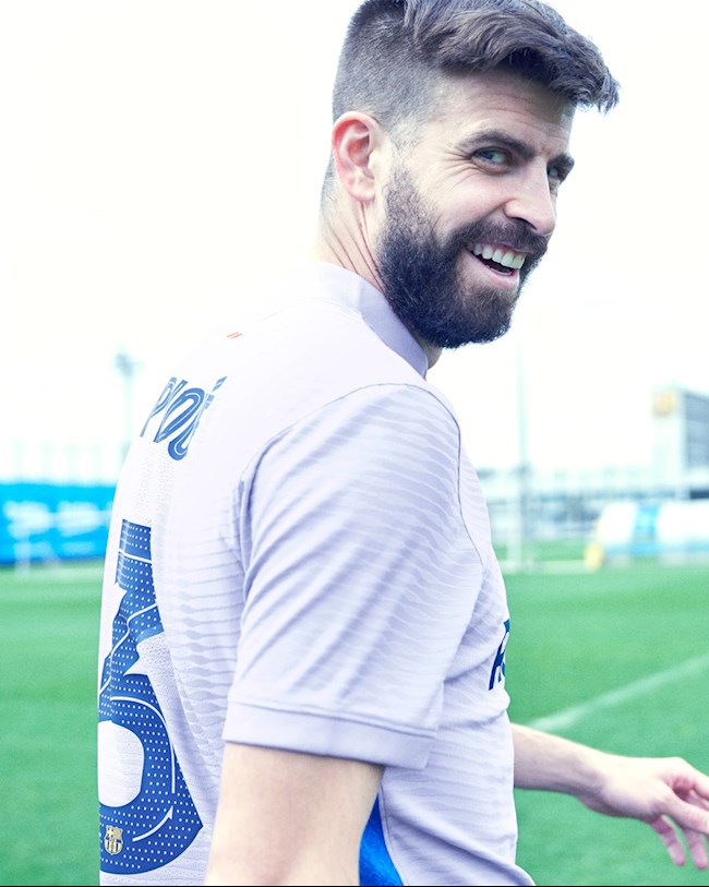 Pique trong màu áo sân khách Barca